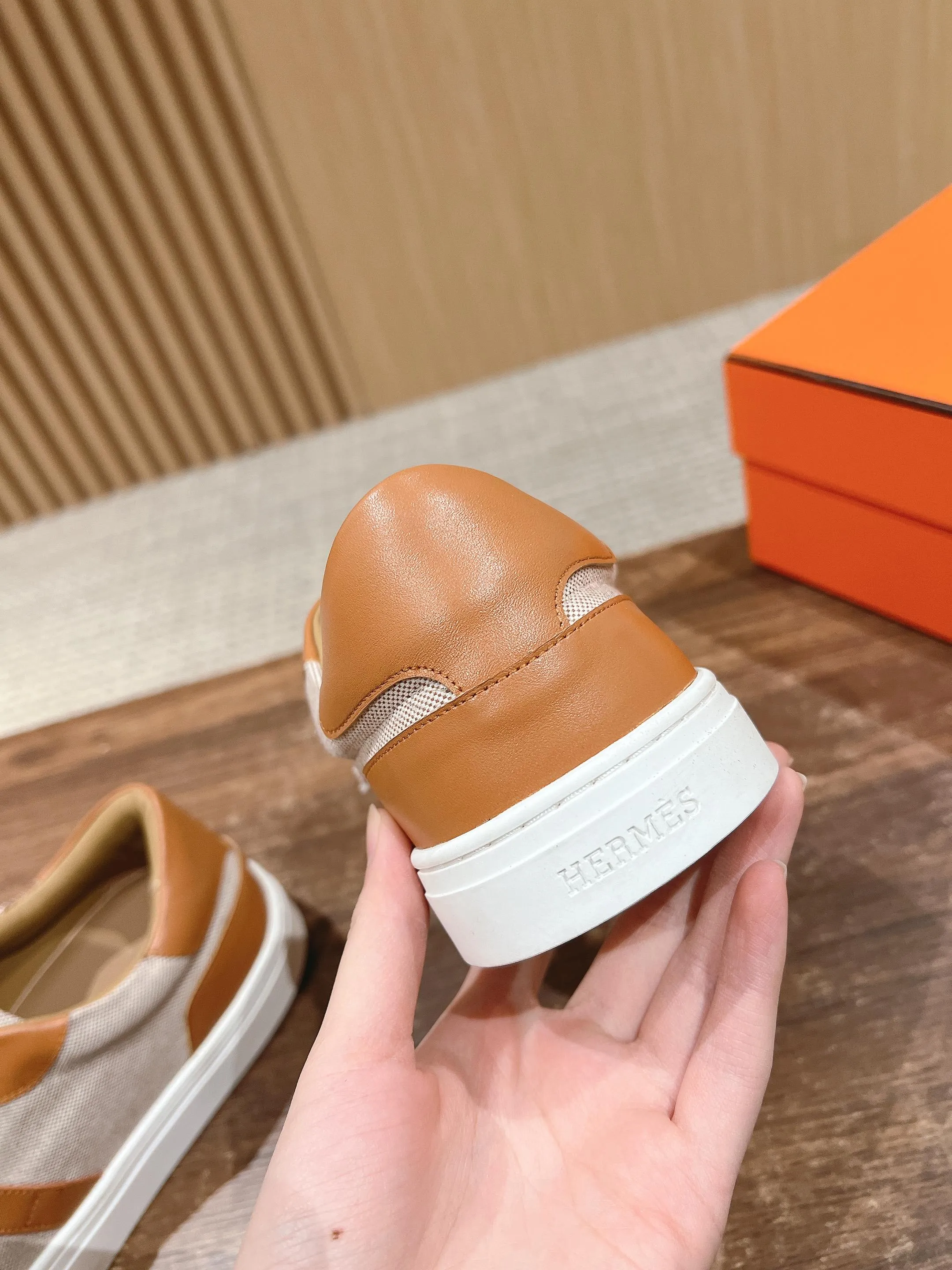 👟👟Ex-factory price 520👟👟 [Cloth cover] 🍓𝐇𝐄𝐑𝐌𝐄𝐒 Hermès classic couple model #𝐊𝐞𝐥𝐥𝐲 buckle casual white shoes skateboard shoes, no shoes collision at all, full of unknown Hermès It’s rare to find flat casual shoes, and they come with classic palladium-plated Kelly shoe buckles! People will fall in love with it at first glance. It is very versatile ~ you can wear it with skirts and pants at will. 🉑️Close your eyes and look super noble. ❥ MATERIAL Specific cowhide/canvas material, sheepskin lining, original molded TPU outsole Size: 35-44